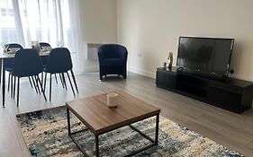 Modern 1 Bedroom Flat High Street, Great Location
